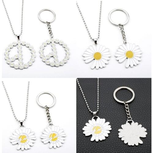 Fashion Daisy Flower Keyring Key Chains White Sunflower Enamel Metal Keychains Bag Car Charm Key Holder Women Girls Necklace