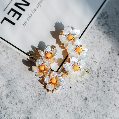 Vanssey Fashion Jewellry Branch Flower Handlmade Natural Baroque Pearl Glass Cubic Zirconia Brooch Pins for Women 2018 New