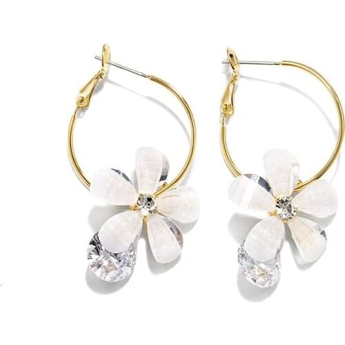 White Resin Daisy Senior Sense Earrings New Fashion Girl South Korea Personality Simple Temperament Earrings ear jewelry