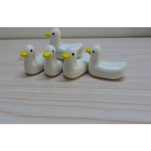 500pcs Mini Lovely Duckling Chopstick Holder Set Support Fork Coffee Spoon Creative Dinnerware Duck Stand Kithchen Tools