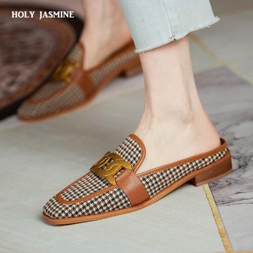 2021 Retro Muller Slippers Comfortable and Convenient Womens Shoes Mid Heel Sandals Women Chain Mueller Shoes Metal Decoration