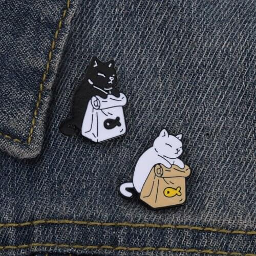 Black White Cats Dried Fish Bag Enemal Pins Brooches Lapel Badge Cartoon Animal Jewelry Gift for Kids Friends