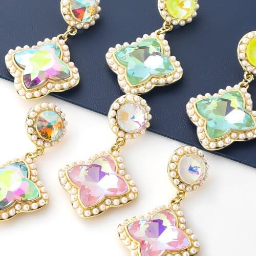 2021 New Metal Imitation Pearl Acrylic Flower Earrings Womens Creative Popular Dangle Earrings Party Accessories