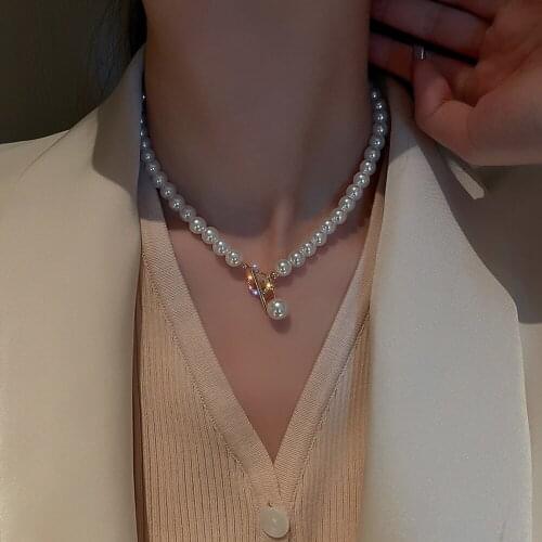 2021 New Fashion Simple Necklace Micro-inlaid Zircon Pearl T-shaped Buckle Necklace Net Red Design Sensation Necklace Woman