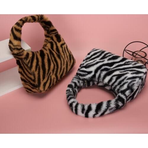 Winter Fashion Shoulder Bag Female Plush Handbag Animal Pattern Messenger Pouch Popular Simple Female Daily Bag