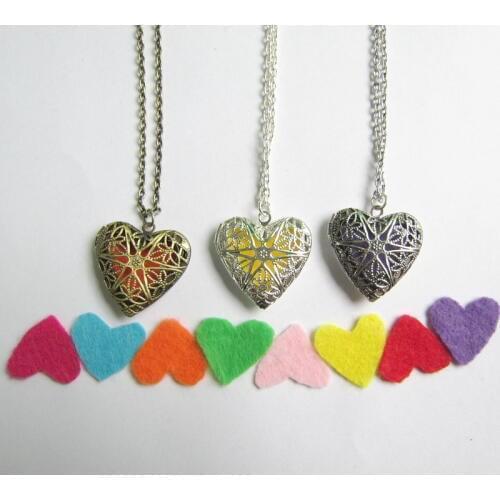 Latest design filigree sweet heart penant essential oil diffuser aromatherapy locket necklace 1 necklace with 7pcs felt pad