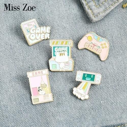 Crane Game Enamel Pin Rainbow Gamepad Video Game Player Brooches Bag Lapel Pin Cartoon Badge Jewelry Gift for Kids Friends