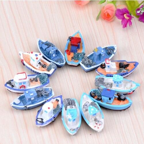 Miniature Mini Boat Model Fishing Ship Toy DIY Craft Home Tabletop Decor Gift Figurine Ornament DIY Micro Landscape Color Random