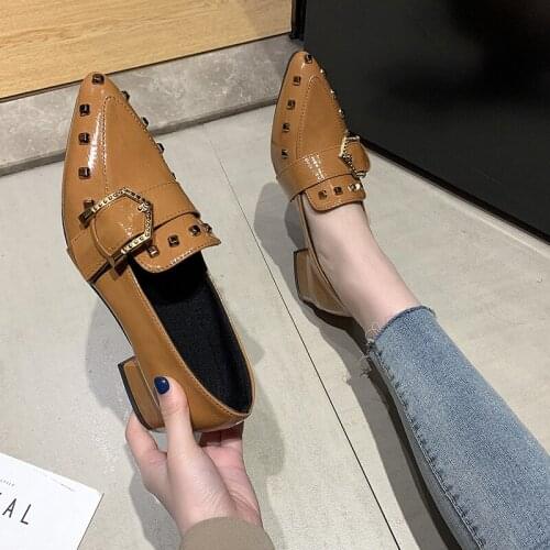 British-inspired little leather shoes for women spring 2021 with a stylish rivet chunky heel with retro pointed toes