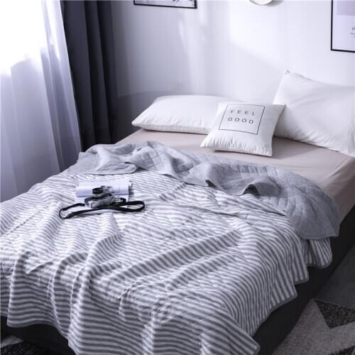 The stripe knit cotton blanket suitable for adults and children in the environment of air conditioning, nap and leisure