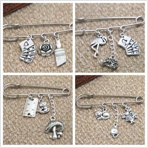 Alice in Wonderland Flamingo croquet kilt pin brooch (38mm)