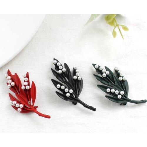 Fashion delicate plant leaves inlaid with white imitation pearl branch brooch Simple and cute female jewelry Sweater scarf pin