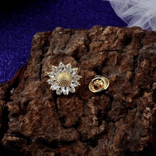 Trendy Cute Gold Color Zircon Daisy Flower Brooch Simple Shiny Zircon Cardigan Collar Pins Accessories Brooch Pin Jewelry