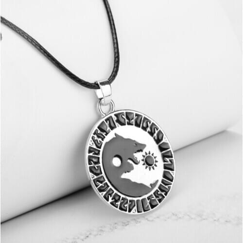 Wolf Night Voices Celtic Necklace Men Vintage Jewelry Crescent Moon Valknut Odin 's Symbol of Norse Viking Women Punk Necklace