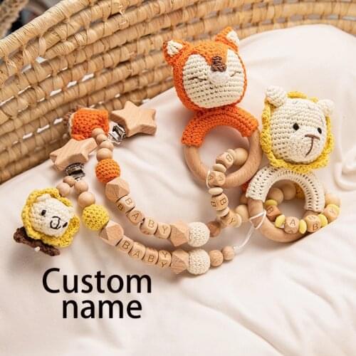 1Pcs Baby Custom Wooden Rattles Crochet Lion Fox Baby Personalized Name Pacifier Chain Teething Bracelets Rodent Newborn Gifts