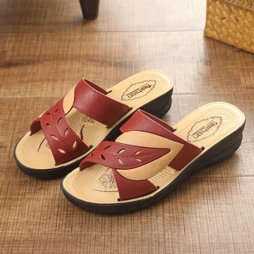 Summer New Slippers Womens Flat Middle-Aged Womens Shoes Elderly Outdoor Wear Soft Bottom Non-Slip Wedge