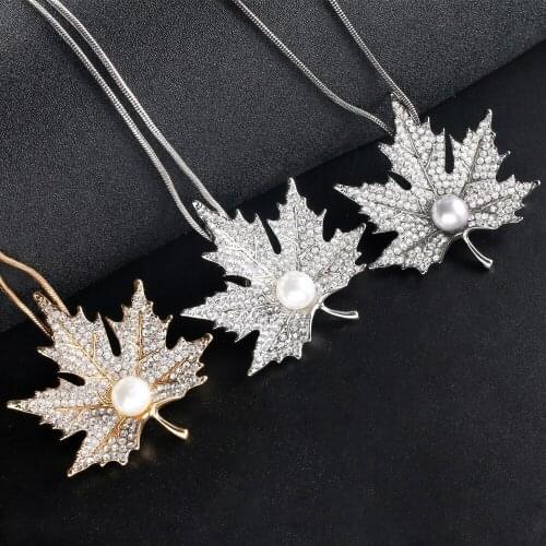 2021 Fashion Jewelry Vintage Imitation Pearl Maple Leaf Long Necklace Women Charm Crystal Sweater Choker Statement Necklace