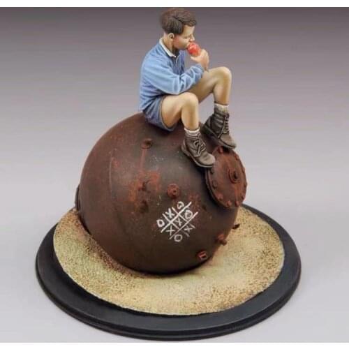 1/35 resin soldier model WWII boy eating ice cream GK white model figure