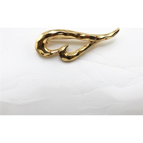 New Japanese and Korean retro style elegant simple creative golden heart-shaped brooch fashion accessories