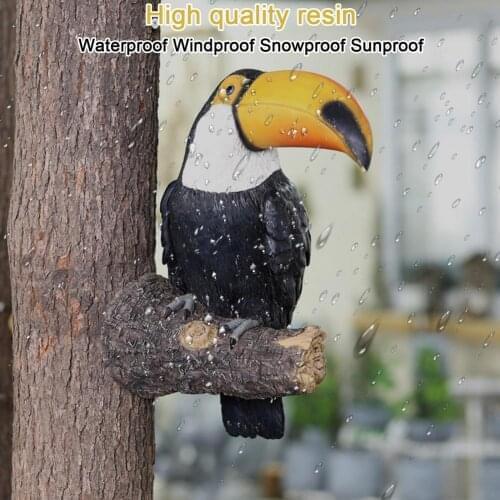 2021 New Yellow Resin Bird Figurine Toucan Tree Hugger Garden Statue Lifelike Animal Standing Sculpture Tree Ornaments