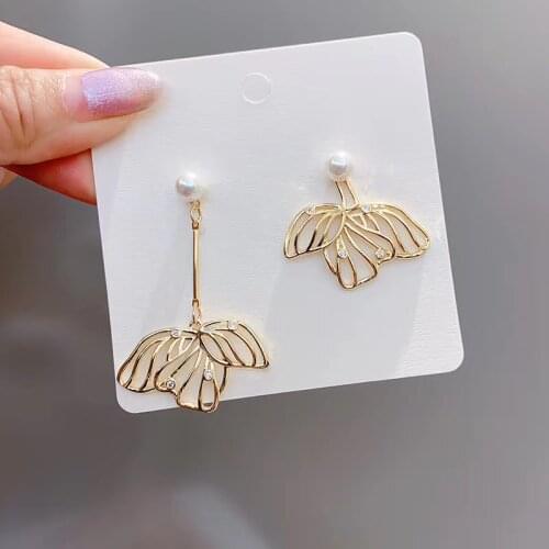 Metal texture leaf earrings 2020 new trendy asymmetric earrings Korean temperament simple earrings elegant Fashion Stud Earrings