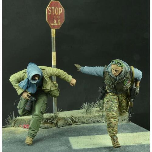 1/35 Scale Modern War Battle Soldiers and Reporters Run Miniatures Unpainted Resin Model Kit Figure Free Shipping