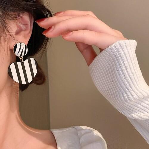 UKER (首饰) Stud Earrings