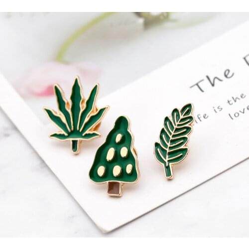 Best selling Green Maple Leaf Metal Leaf Brooch Cute Cartoon Book Badge Brooch Fashion Fun Clothing Backpack Jewelry Accessories