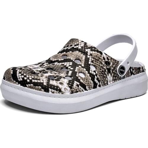 2021 New Fashion Sandals Men Clogs Slippers Soft Bottom Beach Sandals Men Clog Sandals Comfortable Breathable Ankle-Wrap EVA