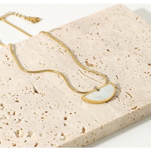 Trendy Gold Plated Stainless Steel Semicirc White Mother Of Shell Neckalces For Women Cartilage Chain Choker Jewelry Findings