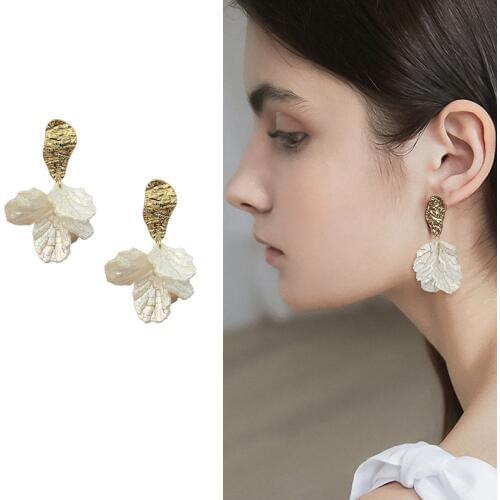 Temperament Resin Shell Flower Clip on Earrings For Women White Acrylic Flowers Shape Clips on Earrings Without Pierced Ears