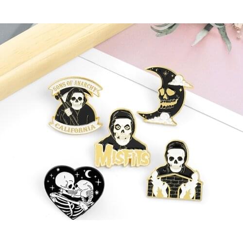 Retro Punk Style Animation Peripheral Exaggerated Skull Brooch Pin Creative Love Alloy Enamel Badge Good Friend Gift Jewelry