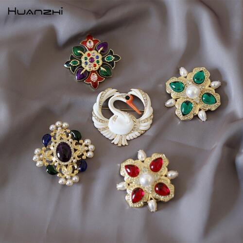 HUANZHI Baroque Vintage Gold Color Crystal Imitation Pearls Pin Swan Hollow Geometric Rectangle Brooch Collar for Women Jewelry