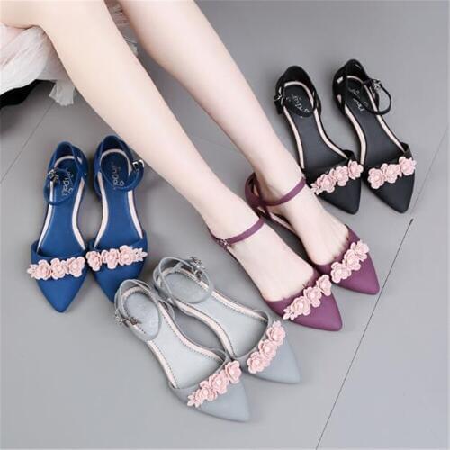 2019 new plastic buckles plastic sandals flat bottomed jelly shoes womens summer sharp leisure beach camellia plastic shoes