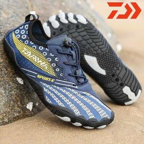 2021 New Daiwa Fishing Water Shoes Men Outdoor Breathable Wading Climbing Shoes Beach Quick-Drying Dawa Fishing Wearable Shoes