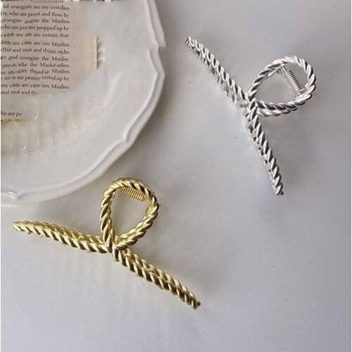 Vintage Twist Hair Claws Geometric Cross Hair Claw Clips Big Size Makeup Hair Styling Barrettes for Women Hair Accessories