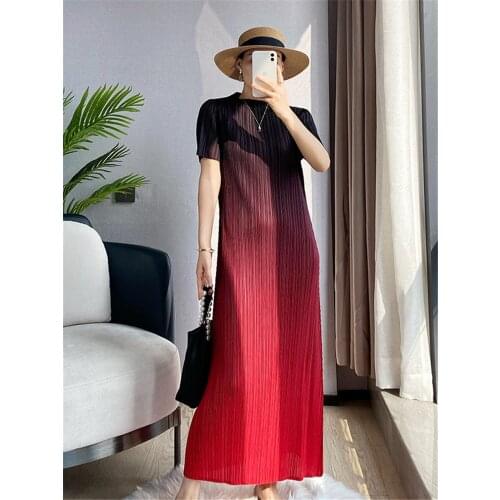 2021 summer new Miyake folds, fashionable and comfortable, thin gradient dress, short-sleeved straight mid-length dress women