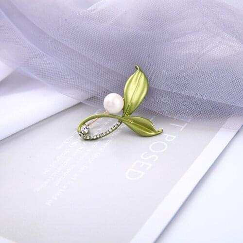 2021 New Imitation Pearl Brooch For Women Party Gifts Elegant Spray Paint Leaf Fish Tail Colar Pin Fashion Jewelry Wholesale