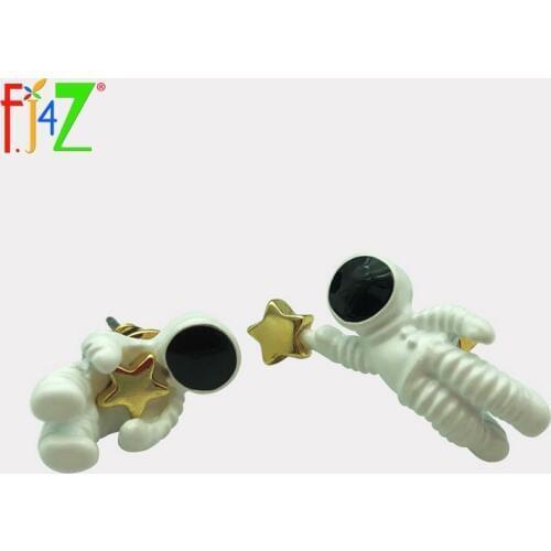 F.J4Z Lovely Cute Earrings Nova Fashion White Coated Astronauts Star Women Stud Earrings Unique Design Jewelry Kolczyki kobiety