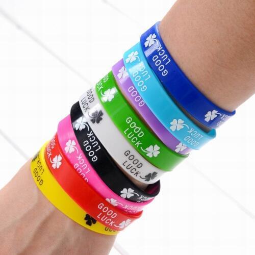 Wholesale 100pcs Mix Colors Trendy Silicone Rubber Wristband Good Luck Clover Cuff Bracelet Bangles for women men Bracelet bands