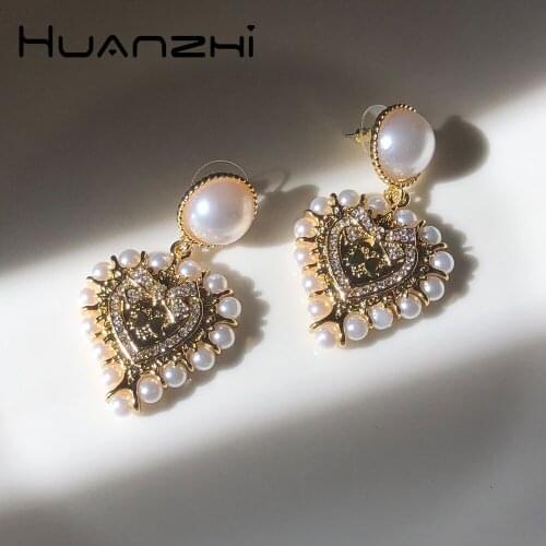 HUANZHI 2021 New Trendy Retro Baroque Heart Shaped Pearl Rhinestone Twist Golden Metal Ear Drops For Women Party Ear Jewelry