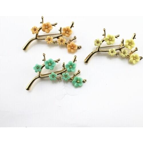 New European and American style white green enamel inlaid semi-precious stones Imitation pearl frog temperament brooch woman