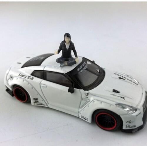 1:64 Scale Doll The Girl Doll Sitting on The Hood Crying Figure Car Scene Accessories Model Display Toy Collection In Stock