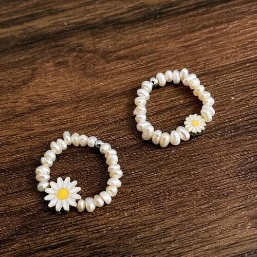 SRCOI New Elastic Rope Ladies Daisy Flower Rings Retro Irregular Freshwater Pearls Beaded Chain Rings Sweet Summer Girls Jewelry