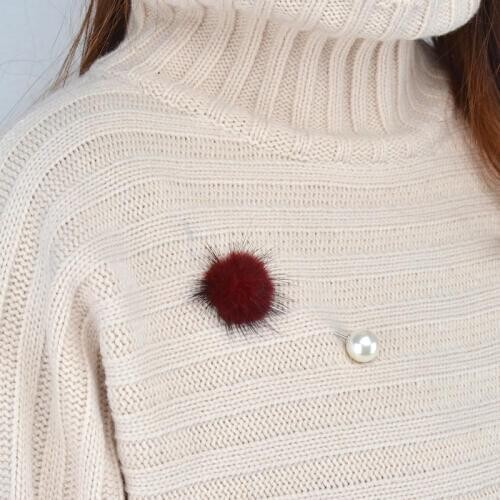 New Design of High Quality Simple Fur and Imitation Pearl Winter Brooch Fashion Temperament Clothing Accessories for Women