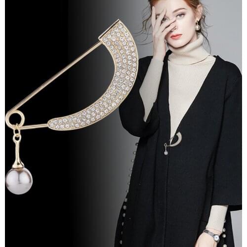 Simple Brooch for Women Crystal Rhinestone Curved Pearl Pendant Metal Cardigan Coat Pin Scarf Buckle Accessories Jewelry Luxury