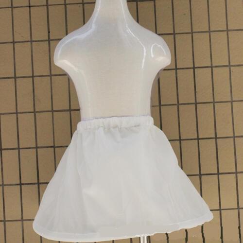 The flower boy enlarges the skirt to increase the fluffy white skirt