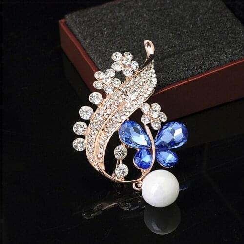 Luxury Big Pearl Blue Crystal Cute Butterfly Flower Brooches Gold Color Rhinestone Alloy Animal Plant Brooch Lady Party Pins