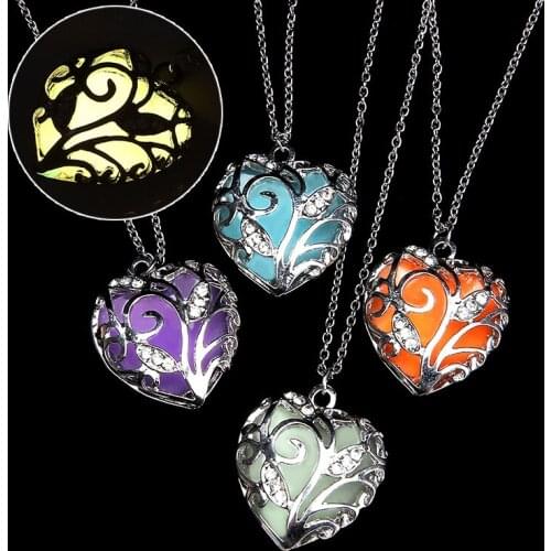 Glow In The Dark Necklace Women Favor Necklace Hollow Glowing Heart-shaped Necklace Luminous Pendant Christmas For Girl