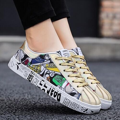 Men Shoes Casual Graffiti Printed Glitter Shoes Sneakers Men Classic Shell Toe Shiny Golden Flats Hip Hop Zapatillas De Hombre